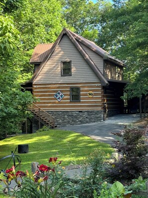 Exterior - A~Bears Den- Pet Friendly, Hot Tub, 2 King Suites, Minutes to GSMNP! (Townsend)