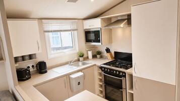Luxury Mobile Home, 2 Bedrooms, Non Smoking | Private kitchen