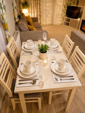 บ้านเคลื่อนที่ลักซ์ชัวรี่, 2 ห้องนอน, ปลอดบุหรี่ | บริเวณนั่งเล่น | สมาร์ททีวี 50 นิ้ว พร้อมช่องดิจิตอล, เตาผิง