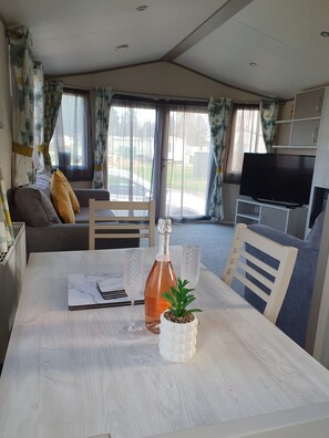 Champagne service - Bird Lake Pastures 2 Bedrooms 2 Baths  (Northampton)