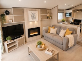Casa móvil de lujo, 2 habitaciones, no fumadores | Zona de estar | Smart TV de 50 pulgadas con canales digitales, una chimenea