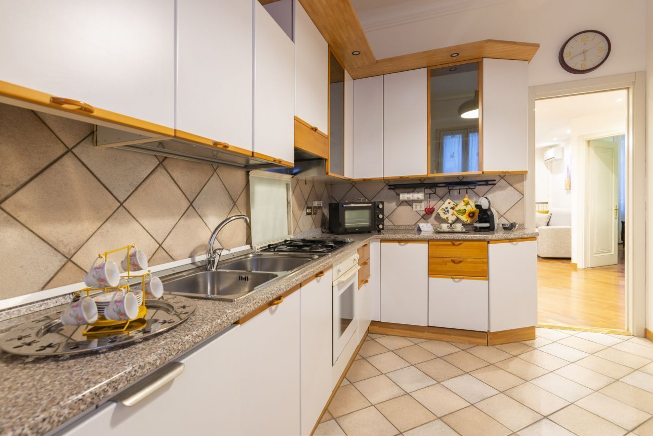 Kühlschrank, Mikrowelle, Ofen, Wasserkocher mit Kaffee-/Teezubehör