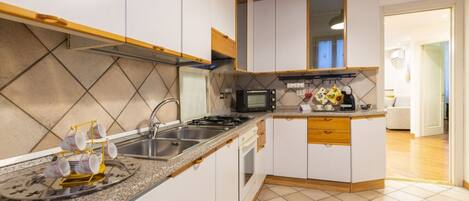 Kühlschrank, Mikrowelle, Ofen, Wasserkocher mit Kaffee-/Teezubehör