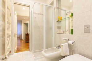 Shower, hair dryer, bidet, towels - GuestHost - Just 8 minutes from Loreto and 6 minutes from the Lima metro station, in the elegant and central area behind Corso Buenos Aires and close to Città Studi, lies Casa Mimosa, perfect for families or groups. Renovated with comfortable sofa beds, (Milan)