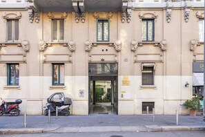 Exterior - GuestHost - Just 8 minutes from Loreto and 6 minutes from the Lima metro station, in the elegant and central area behind Corso Buenos Aires and close to Città Studi, lies Casa Mimosa, perfect for families or groups. Renovated with comfortable sofa beds, (Milan)