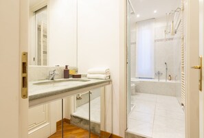Dusche, Haartrockner, Bidet, Handtücher