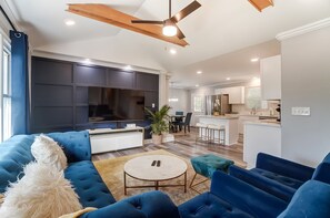 Una Smart TV, una chimenea