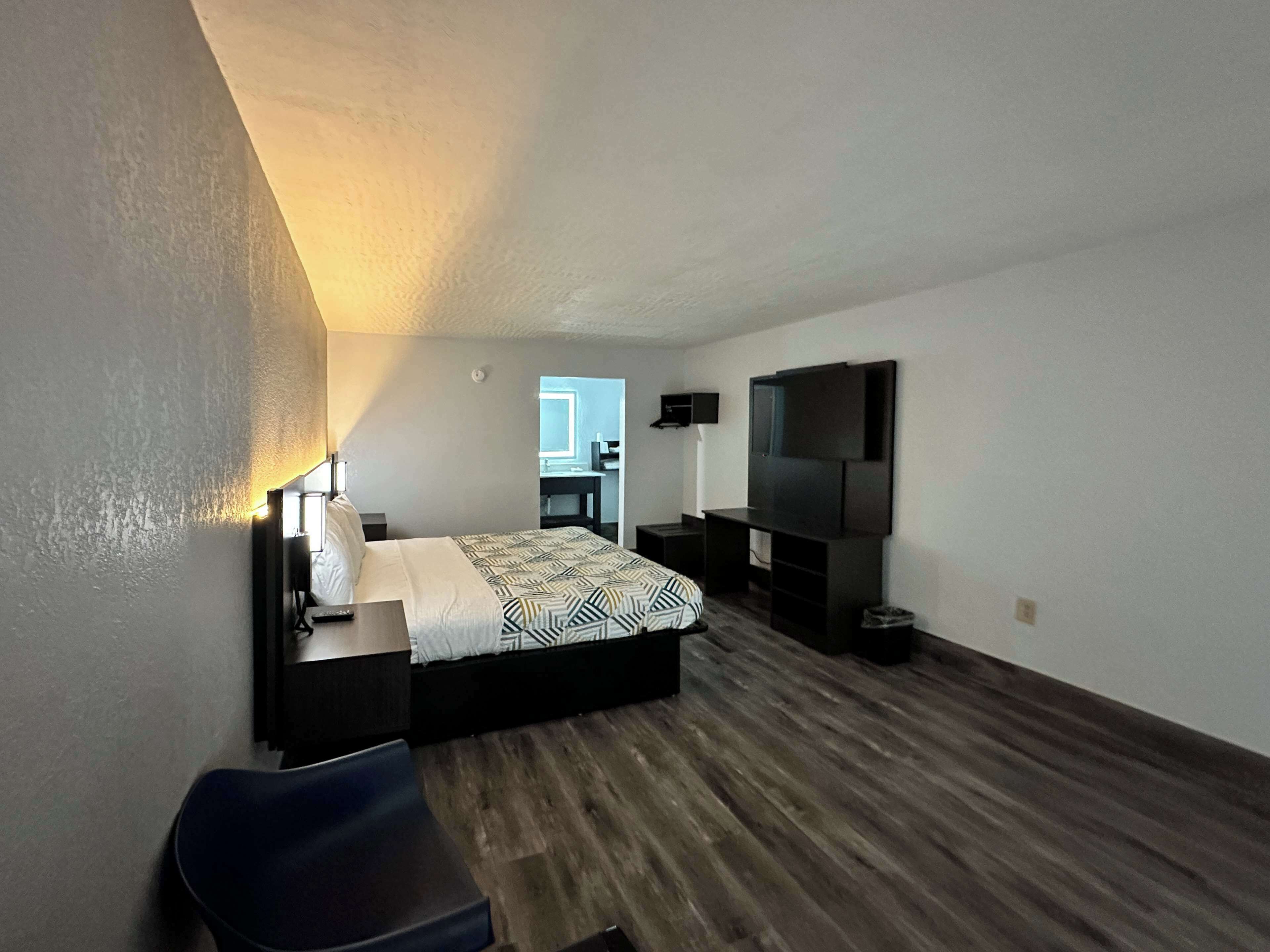 Een bureau, een laptopwerkplek, verduisterende gordijnen, gratis wifi