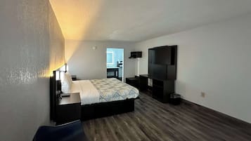 Een bureau, een laptopwerkplek, verduisterende gordijnen, gratis wifi