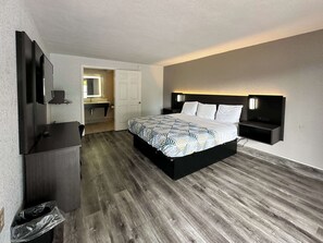 Escritorio, espacio para trabajar con un portátil, cortinas opacas
