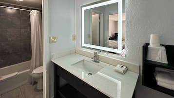 Ensemble douche/baignoire, serviettes fournies, savon, papier toilette