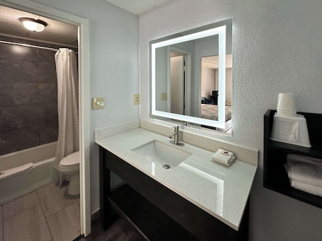 Combined shower/bathtub, towels, soap, toilet paper. Motel 6 Spartanburg, Sc – Northwest / Business 85