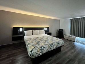 Escritorio, espacio para trabajar con un portátil, cortinas opacas