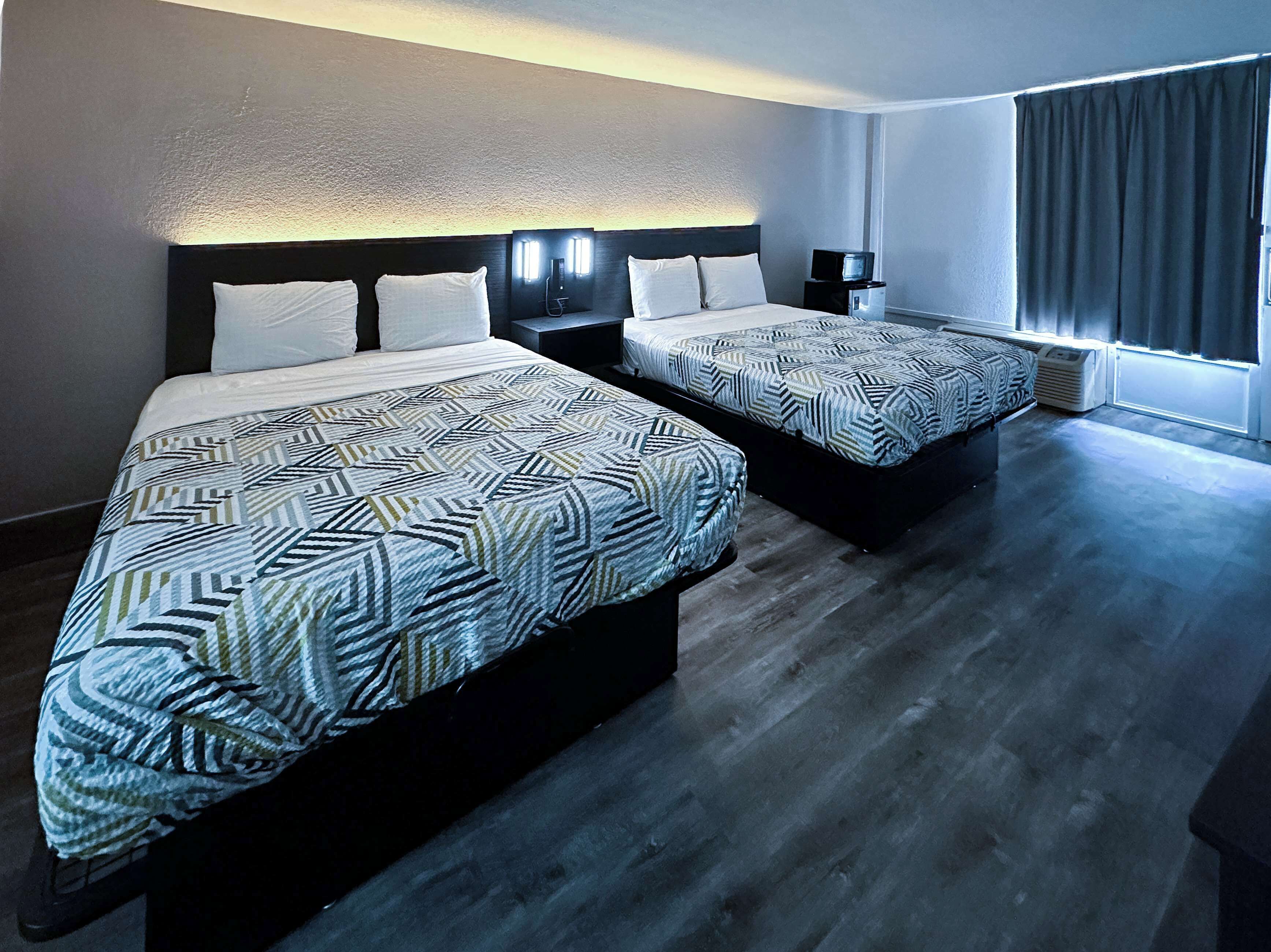 Schreibtisch, laptopgeeigneter Arbeitsplatz, Verdunkelungsvorhänge