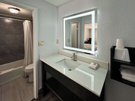 Chuveiro/banheira combinados, toalhas de banho, sabonete 