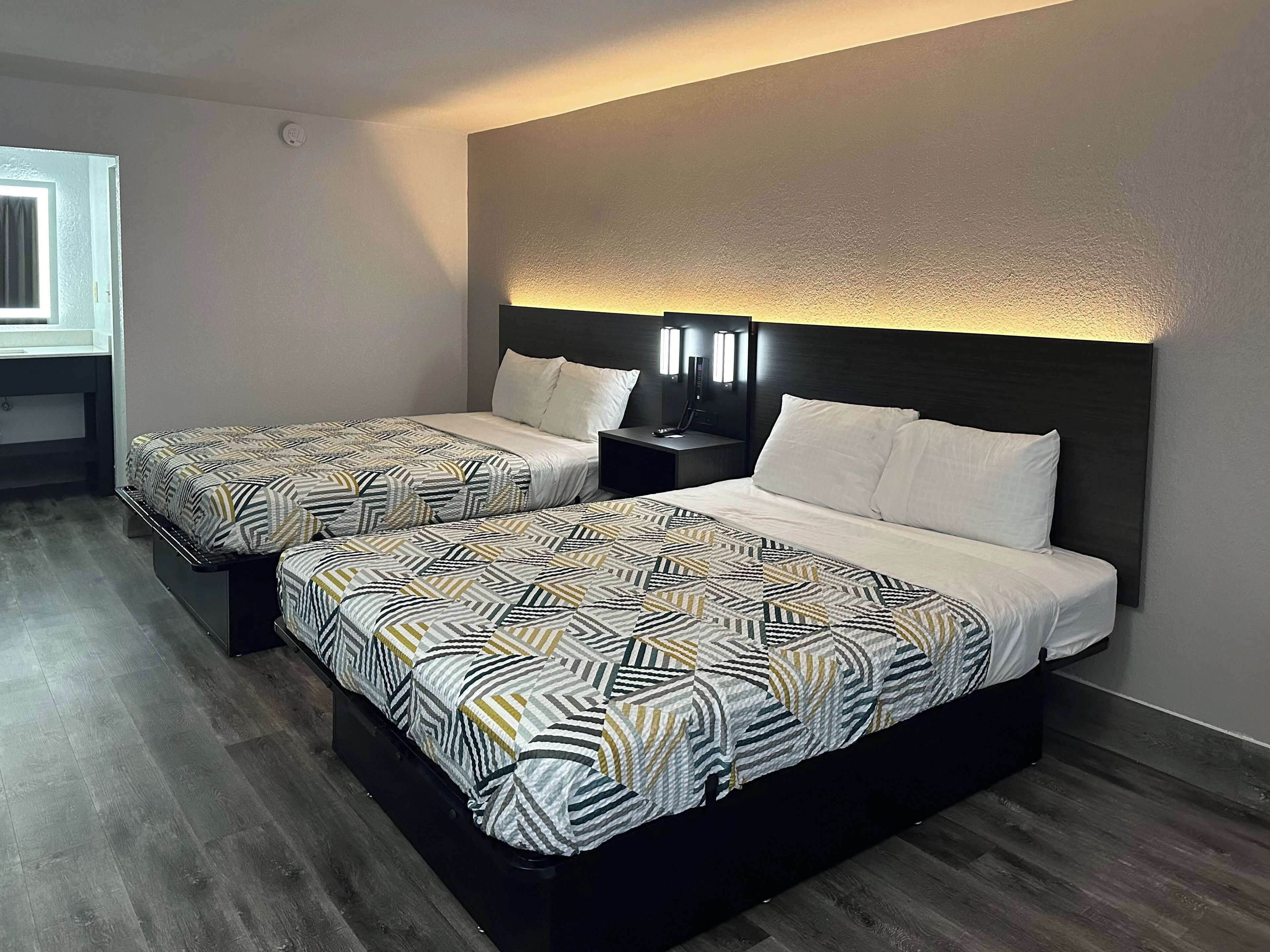 Schreibtisch, laptopgeeigneter Arbeitsplatz, Verdunkelungsvorhänge