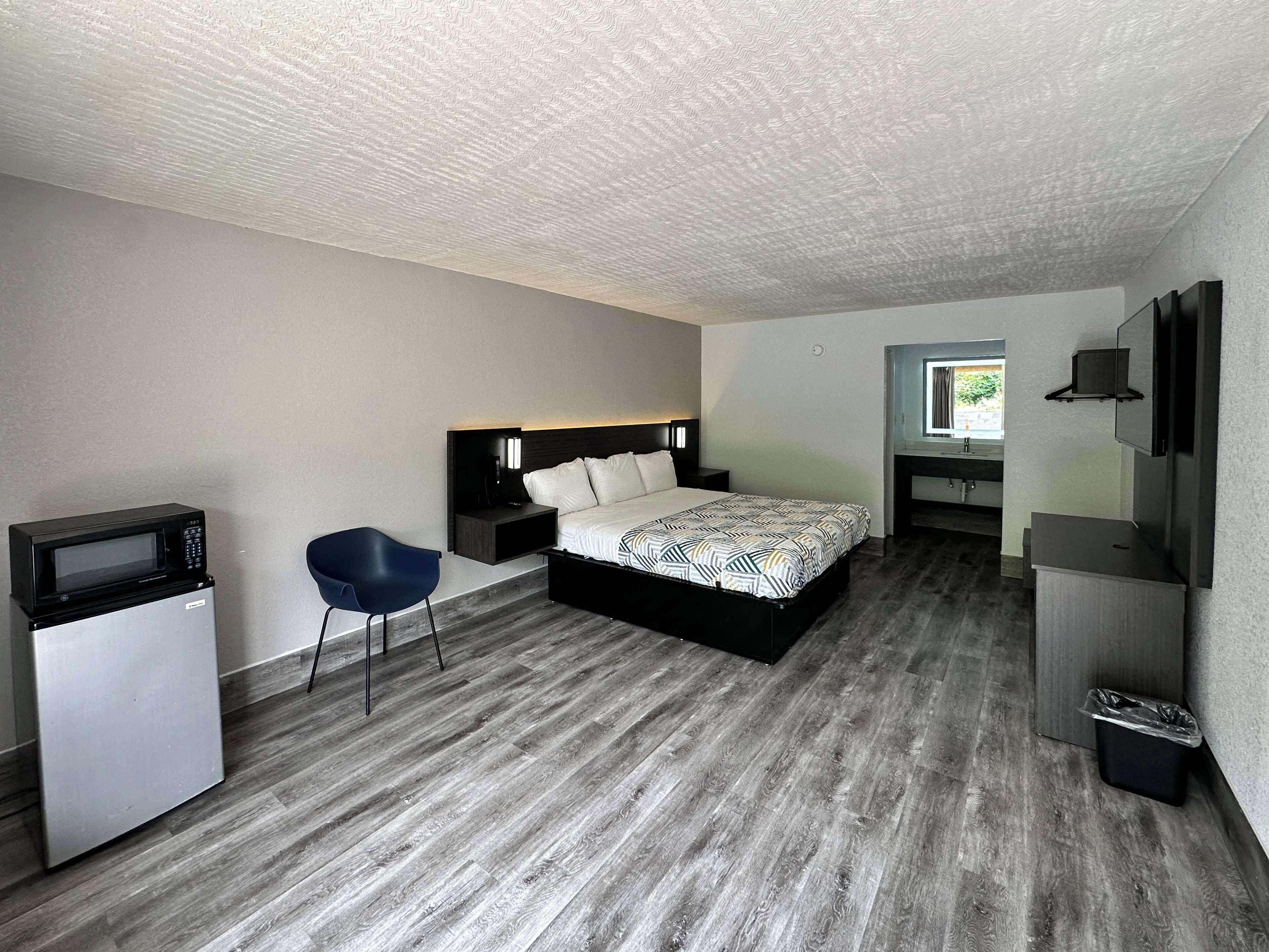 Schreibtisch, laptopgeeigneter Arbeitsplatz, Verdunkelungsvorhänge