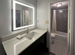 淋浴/浴缸二合一、毛巾、肥皂、衛生紙