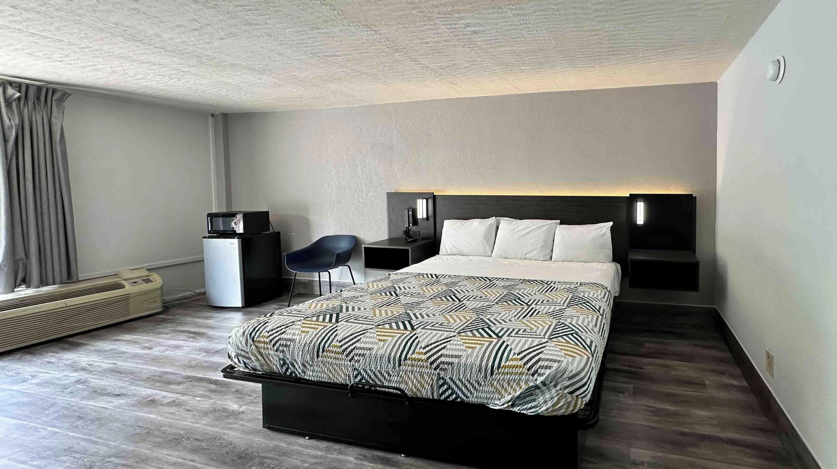 Escritorio, espacio para trabajar con laptop y cortinas blackout 