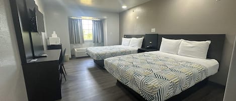 Skrivebord, blendingsgardiner, wi-fi (inkludert) og sengetøy