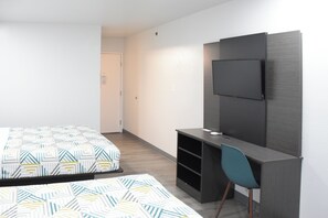 Een bureau, verduisterende gordijnen, gratis wifi, beddengoed