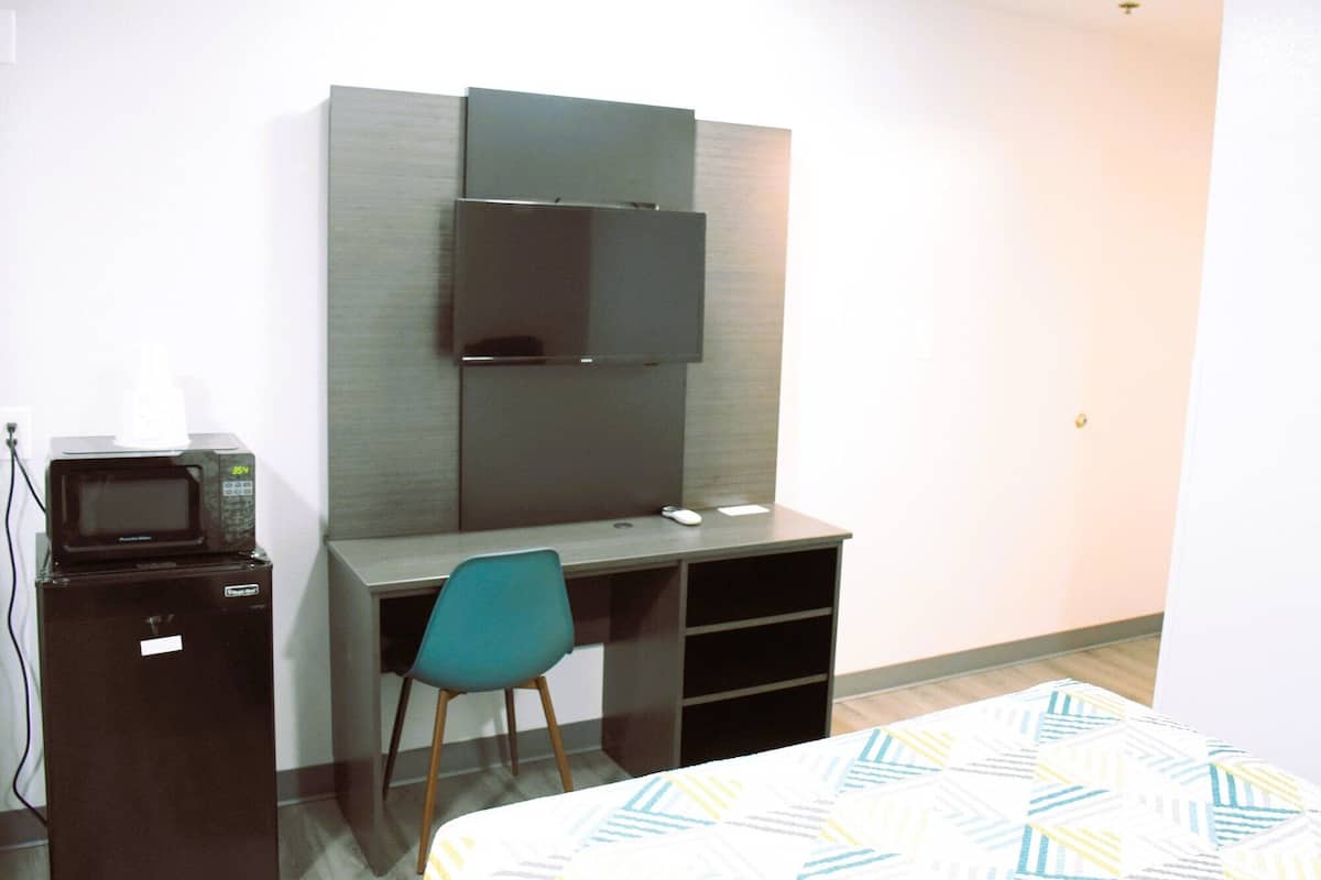 Desk, blackout drapes, free WiFi, bed sheets