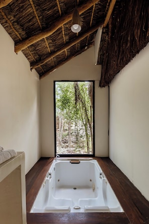 Deluxe Room, Hot Tub, Garden View | Bathroom | Towels, soap, shampoo, toilet paper - Naay Zama (Tulum)