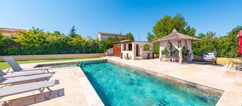 Awesome home in Arles