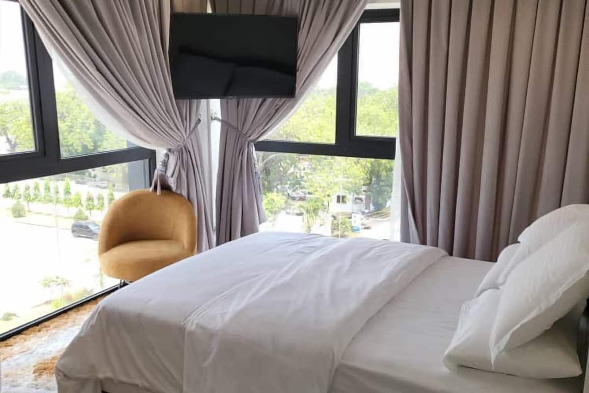 Duplex Deluxe - 1 sovrum - utsikt mot poolen - trädgård | 1 sovrum, värdeförvaringsskåp på rummet och mörkläggningsgardiner