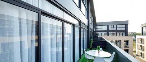 Duplex luxo, 1 quarto, vista para a piscina, no jardim | Terraço/pátio