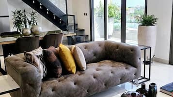 Deluxe Duplex, 1 Bedroom, Pool View, Garden Area | Living area