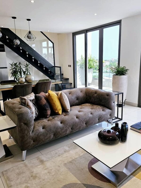 ห้องดีลักซ์ดูเพล็กซ์, 1 ห้องนอน, วิวสระว่ายน้ำ, ติดสวน | บริเวณนั่งเล่น | จอคอมพิวเตอร์, เครื่องพิมพ์