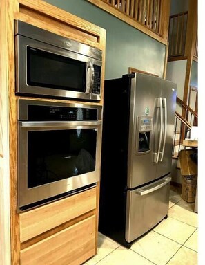 Jääkaappi, mikroaaltouuni, uuni, liesi