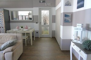 TV - Homiday - Oleanders, Interior 8 (Pineto)