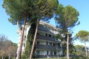 Exterior - Homiday - Oleanders, Interior 8 (Pineto)