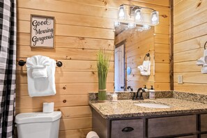 Secador de pelo, toallas, jabón y champú