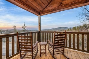 Property grounds - New Cabin! Hot Tub! Mtn Views! Hot Tub! Game room! Fire Pit! Specials!!! 5-star! (Sevierville)