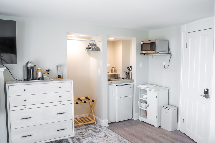 Second Floor Ocean Views W/ Kitchenette Private Deck! - Exeter, NH