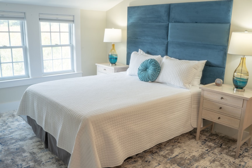 Oceanside Queen Room With Lounge Area! - Portsmouth, NH