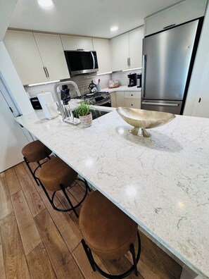 冷蔵庫、電子レンジ、オーブン、コンロ