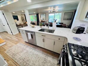 冷蔵庫、電子レンジ、オーブン、コンロ