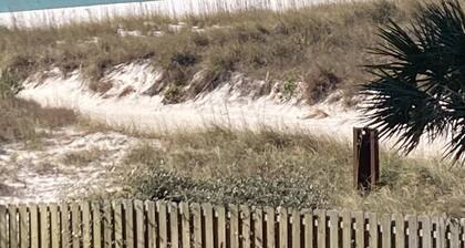 Beachfront, clean, quiet, luxury condo on 3 rd fl amazing view! Walk to Tootsies