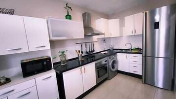 Micro-ondes, four, batterie de cuisine, vaisselle et ustensiles