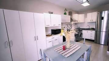 Micro-ondes, four, batterie de cuisine, vaisselle et ustensiles