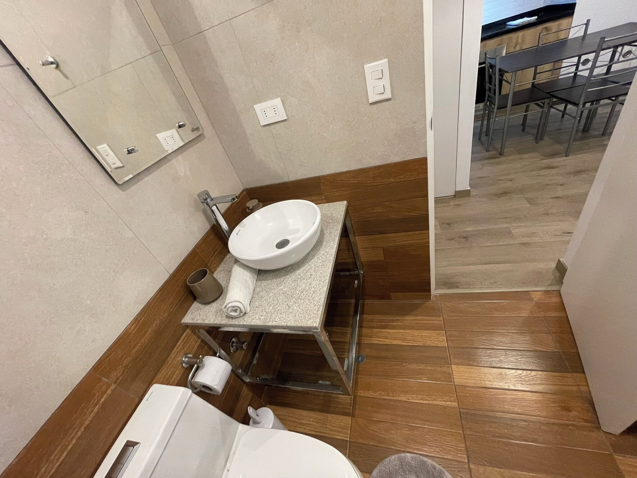 Ein Badezimmer mit Waschbecken, Handtuch und Toilette.