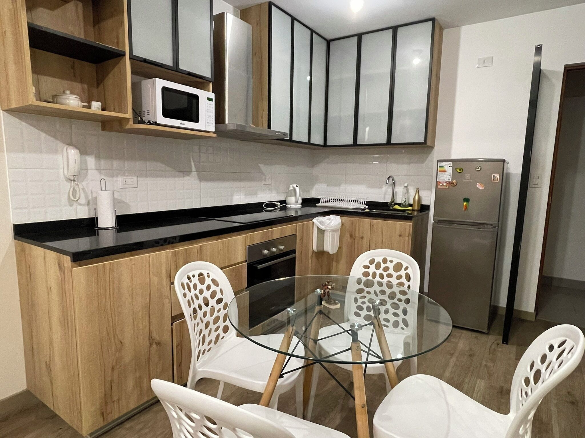 Apartamento junior | Cocina privada | Frigorífico grande, microondas, horno y placa de cocina