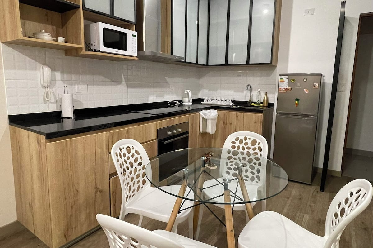 Departamento junior | Cocina privada | Refrigerador con congelador, microondas, horno y parrilla de estufa