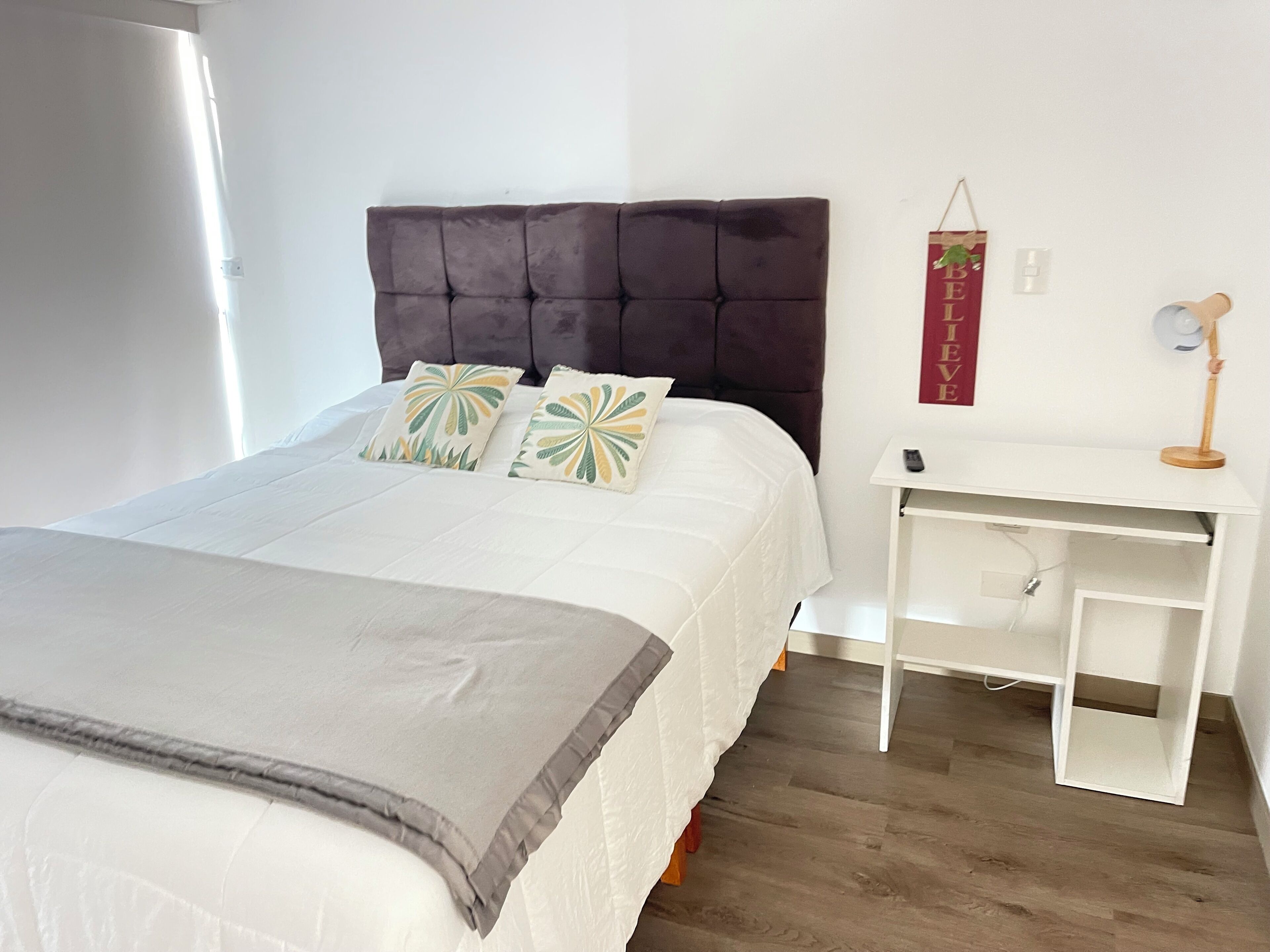 Apartamento Confort | Ropa de cama hipoalergénica, edredones de plumas, escritorio