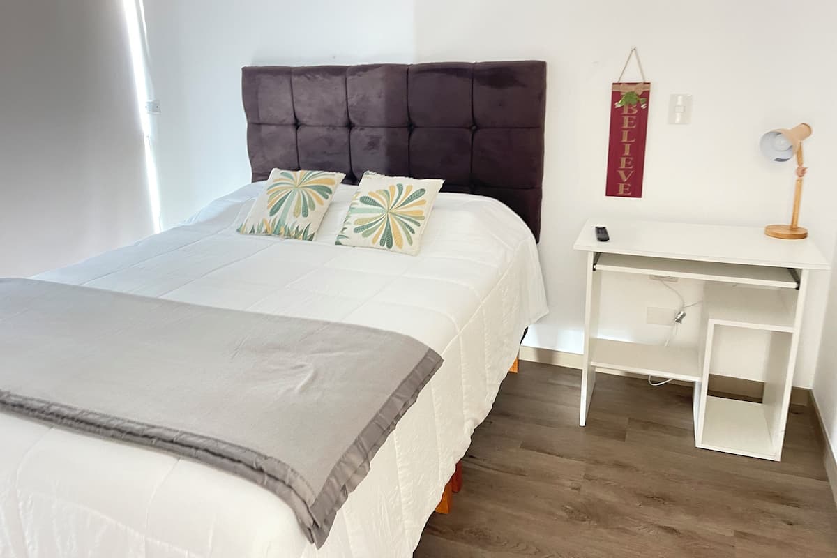 Departamento Confort | 1 habitación, ropa de cama hipoalergénica, edredón y escritorio