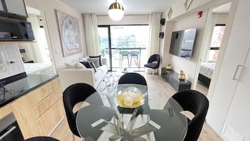 Panorama appartement | Woonruimte | Een flatscreentelevisie